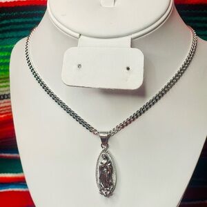 Elegant Silver Pendant Necklace